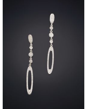 680-BELLOS PENDIENTES DE BRILLANTES ELEGANTE DISEÑO sobre una montura de oro blanco de 18K.