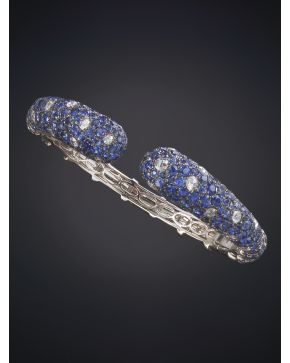 719-BELLO BRAZALETE DE BRILLANTES Y ZAFIROS. sobre una montura de oro blanco de 18K.