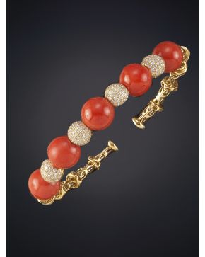 745-PULSERA DE ESFERAS DE CORAL Y BRILLANTES sobre una montura de oro amarillo de 18K.