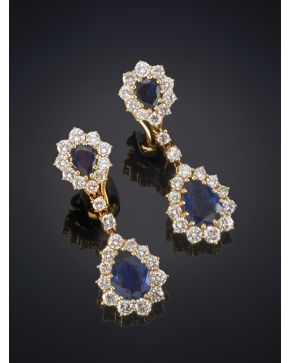 750-ELEGANTES PENDIENTES COLGANTES DE ZAFIROS Y BRILLANTES DE 4CT CALIDAD EXTRA. sobre una montura de oro amarillo de 18K. Peso de los zafiros: 6.73ct apr