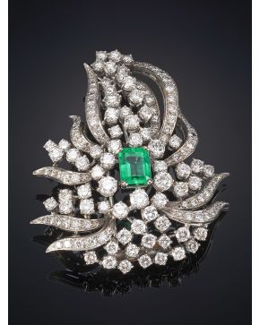 857-BROCHE CON ESMERALDA CENTRAL Y BRILLANTES. de gran calidad. Montura de oro blanco 18K. Peso total de la esmeralda: 2.58ct aprox. Peso total de los bri