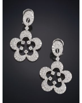 1016-PENDIENTES LARGOS DE BRILLANTES CON UN PESO TOTAL DE 7.18CT. APROX.. Original diseño a modo de flor calado con brillantes en garras de mayor tamaño. s