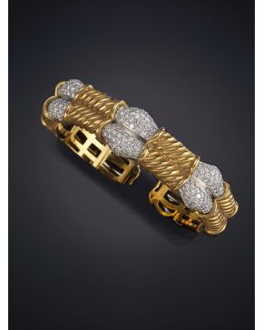 1036-BELLA PULSERA DE ELEGANTE DISEÑO CON BRILLANTES CALIDAD EXTRA SOBRE UNA MONTURA DE ORO AMARILLO DE 18K.