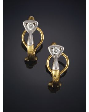 321-PENDIENTES COMBINADOS EN ORO AMARILLO Y ORO BLANCO MATEADO DE 19 K CON BRILLANTE ENMARCADO EN UN TRIANGULO EN LA PARTE SUPERIOR. Cierre omega.