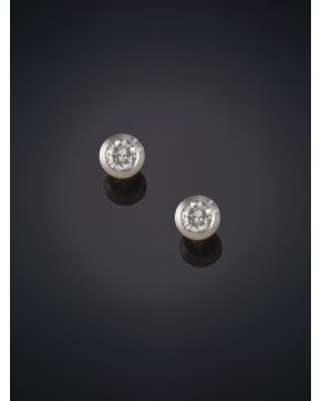 362-PENDIENTES DE CHATONES DE BRILLANTES SOBRE MONTURA DE ORO BLANCO DE 19K.