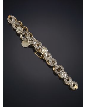 509-PULSERA DE PEDIDA ANTIGUA CON TRES DIAMANTES TALLA CONJÍN Y ESLABONES ENTRERLAZADOS. Montrua en oro amarillo de 18k y frente de platino.