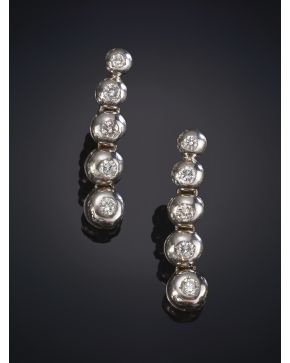 532-PENDIENTES LARGOS DE CHATONES DE BRILLANTES. Montura en oro blanco de 18k. Peso total de los brillantes: 0.50ct. aprox.