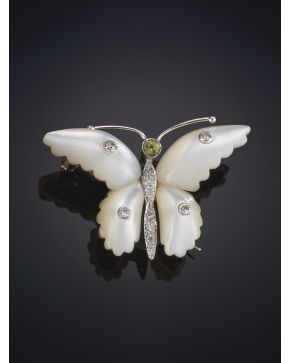 546-BROCHE MARIPOSA DE CON ZAFIRO Y BRILLANTES sobre una montura de oro blanco de 18k. Firmado Roberto Legnazzi.