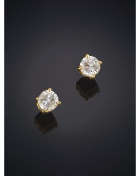 576-PENDIENTES DE BRILLANTES EN GARRAS. Montura en oro amarillo de 19k.