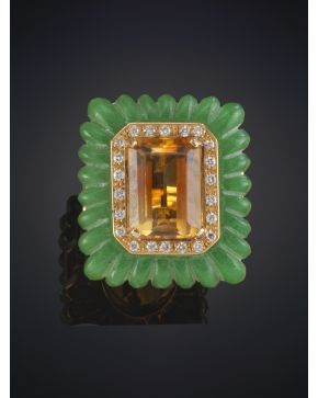 586-ELEGANTE SORTIJA ESTILO FLORAL CON UN TOPACIO CITRINO DE 7.05CT ORLADO POR BRILLANTES Y CABUJÓN DE JADE. sobre una montura de oro amarillo de 18K.