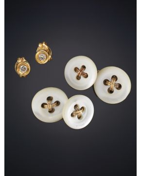 589-ELEGANTES GEMELOS EN FORMA DE BOTÓN DE NÁCAR Y ORO AMARILLO DE 18K.