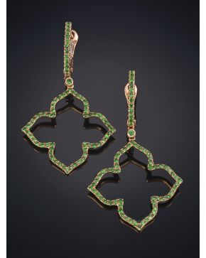 619-PENDIENTES COLGANTES EN FORMA DE TREBOL DECORADO CON TSAVORITAS. Montura en oro rosa de 18k.