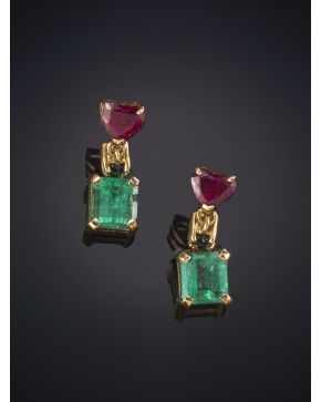 673-BELLOS PENDIENTES COLGANTES DECORADOS CON UN RUBÍ EN FORMA DE CORAZÓN. UN ZAFIRO Y UNA ESMERALDA. Montura en oro amarillo de 18 k.