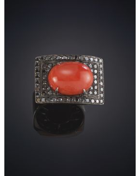 697-SORTIJA CON CABUJÓN DE CORAL SOBRE ANCHO MARCO DE BRILLANTES NEGROS con un peso total de 1.64ct. aprox. Montua de oro blanco de 18k.