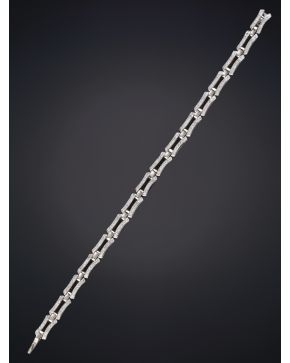 711-ELEGANTE PULSERA DE BRILLANTES QUE SUMAN UN TOTAL DE 2.20CT. APROX. Sobre una montura de oro blanco de 18k.