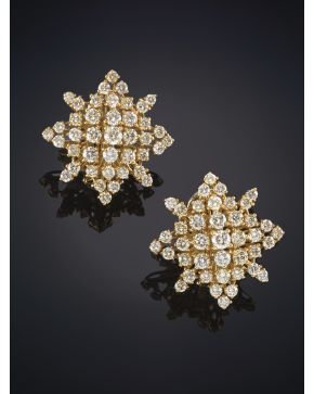 729-ELEGANTES PENDIENTES DE BRILLANTES DE GRAN CALIDAD QUE SUMAN UN TOTAL DE 5.26CT. APROX. Bello diseño a modo de rosetón de brillantes dispuestos en gar