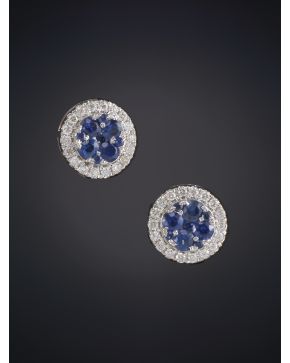 852-ELEGANTES PENDIENTES DE BRILLANTES Y ZAFIROS sobre una montura de oro blanco de 18K.