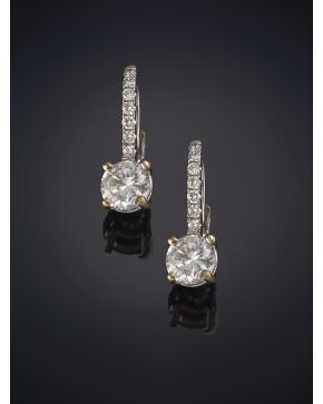 90-PENDIENTES DE BRILLANTES DE 0.50CT. APROX. CADA UNO CALIDAD EXTRA POR SU COLOR Y PUREZA. que penden de una fina líena de brillantes. Montura de oro bl