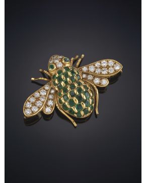 935-ELEGANTE BROCHE CON FORMA DE ABEJA. CON ESMERALDAS Y BRILLANTES CALIDAD EXTRA. sobre una montura de oro amarillo de 18K.