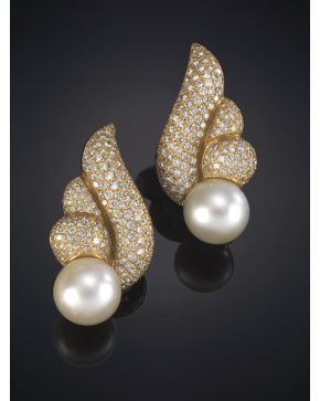 992-EXQUISITOS PENDIENTES EN FORMA DE ALAS CON BRILLANTES DECORADOS CON PERLA AUSTRALIANA. de gran calidad. Sobre una montura en oro amarillo de 18K.