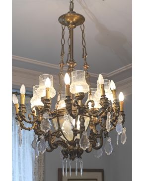 810-Lámpara de techo de 19 luces en bronce dorado y cristal con decoración de pandelocas y tulipas en cristal.