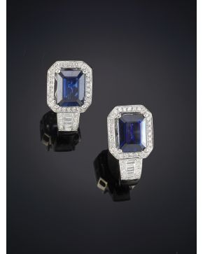 127-EXQUISITOS PENDIENTES DE ZAFIROS DE 3.69CT ORLADO POR BRILLANTES DE 0.42CT APROX sobre una montura de oro blanco de 18K.