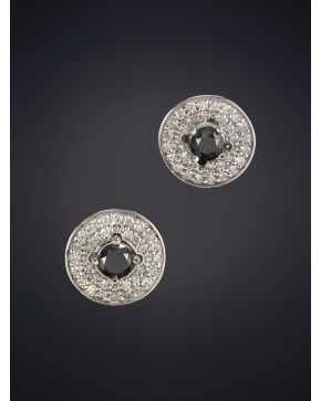 266-EXQUISITOS PENDIENTES DE BRILLANTES NEGROS ORLADOS POR UNA FRANJA DE PAVE DE BRILLANTES BLANCOS sobre una montura de oro blanco de 18K.