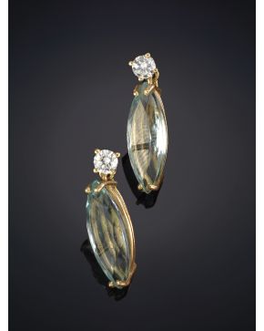 332-DELICADOS PENDIENTES DE BRILLANTES CON AGUAMARINA sobre una montura de oro amarillo de 18k. Peso total de los brillantes: 0.28ct. aprox. Peso total de