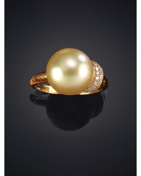 340-ELEGANTE SORTIJA CON PERLA CHAMPAGNE Y BRILLANTES sobre una montura de oro rosa de 18K.