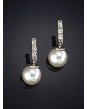 381-BELLOS PENDIENTES DE PERLAS AUSTRALIANAS Y BRILLANTES sobre una montura en oro blanco de 18K.