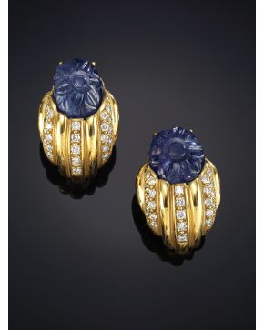 387-BELLOS PENDIENTES CON ZAFIRO GRABADO ESTILO FLORAL. BRILLANTES. sobre una montura de oro amarillo de 18K.