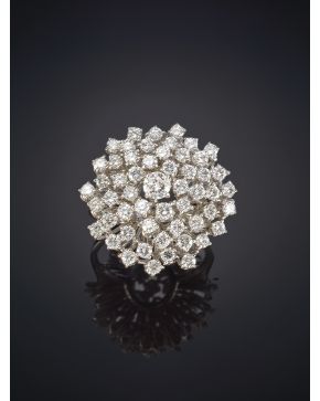 525-ELEGANTE SORTIJA DE BRILLANTES. DE GRAN CALIDAD. que suman un total de 2.85ct. aprox. Clásico diseño de garras sobre una montura de oro blanco de 18k.