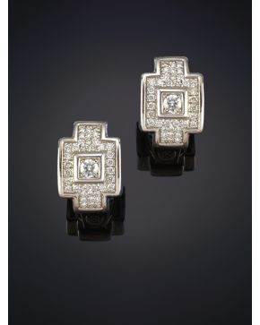 570-ELEGANTES PENDIENTES DE BRILLANTES con uno central de mayor tamaño. con un peso total de 1.80ct. aprox. Sobre una montura de oro blanco de 18k.