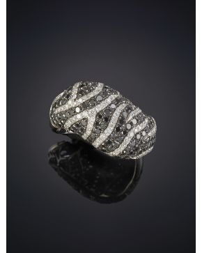 675-154. ELEGANTE SORTIJA DE DIAMANTES BLANCOS Y NEGROS DE 1.56CT APROX sobre una montura de oro blanco de 18K.