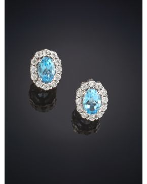 715-226. .PENDIENTES ROSETÓN DE TOPACIO AZUL Y ORLA DE BRILLANTES sobre una montura de oro blanco de 18k.