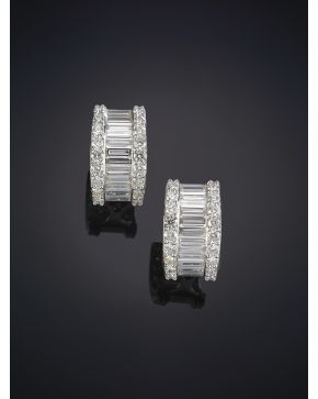 945-BELLOS PENDIENTES DE DIAMANTES DE7CT TALLA BAGUETTE Y BRILLANTE CALIDAD EXTRA. DE ELEGANTE DISEÑO. sobre una montura de oro blanco de 18K.