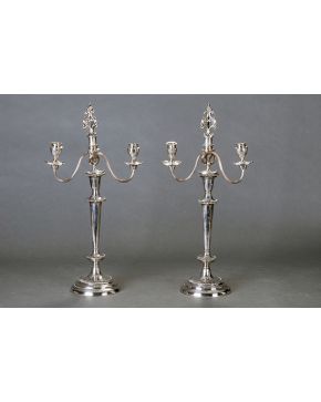 669-Pareja de candelabros de tres luces estilo inglés convertibles en candelero. Decoración acanalada y remate vegetal y floral.