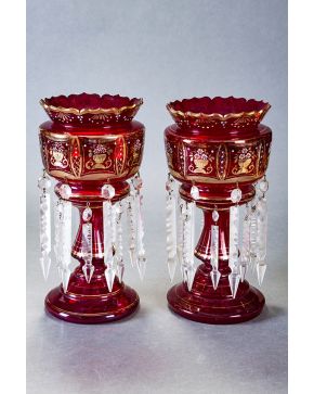 855-Pareja de copas en cristal rojo de Bohemia esmaltado y decoraciones en dorado con prismas colgantes. 2ª mitad s. XIX.