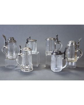 953-Lote de tres jarras de cerveza o Tankard. en cristal centroeuropeo y metal con tapas bellamente adornadas con inscripciones. escudos y paisajes.