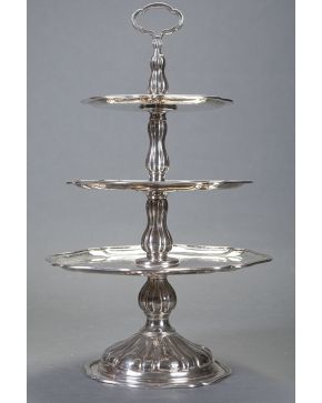 488-Elegante repostero o soporte para dulces en plata española de López. 