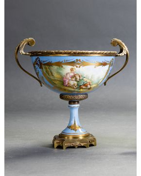 515-Copa en porcelana centroeuropea. con monturas en bronce dorado. Posiblemente Limoges. 