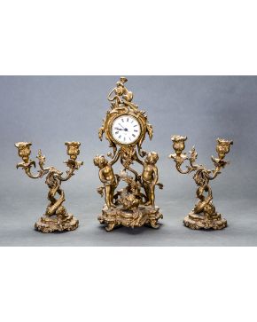 869-Reloj de sobremesa con guarnición de candelabros de dos luces estilo Luis XV. s. XIX.