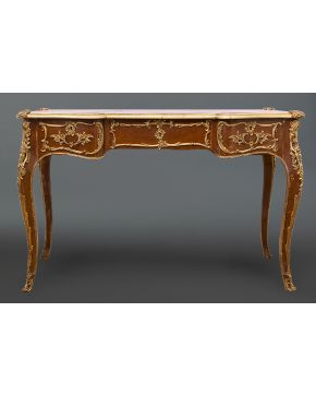 695-Bureau plat estilo Luis XV. En madera con aplicaciones de bronce dorado y tapete en cuero rojo. Tres cajones en cintura.