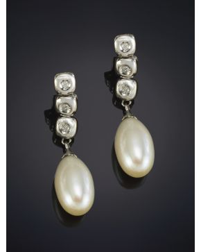 157-PENDIENTES DE PERLAS CULTIVADAS TIPO PERA Y CHATONES DE BRILLANTES. sobre una montura de oro blanco de 18k.