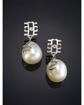 187-PENDIENTES DE PERLAS CULTIVADAS en oro blanco de 18k con brillante.