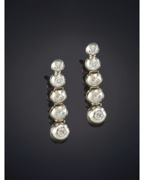 225-PENDIENTES LARGOS DE CHATONES DE BRILLANTES. Montura en oro blanco de 18k. Peso total de los brillantes: 0.50ct. aprox.