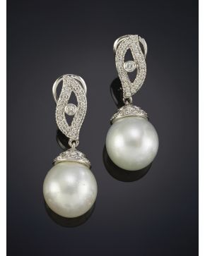 228-ELEGANTES PENDIENTES DE BRILLANTES CON UNA BELLA PERLA AUSTRALIANA TIPO PERA DE 12 MM DE DIÁMETRO. Sobre una montura de oro blanco de 18k.