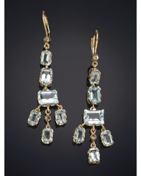 263-BELLOS PENDIENTES LARGOS EN FORMA DE CASCADA CON AGUAMARINAS DE 11CT APROX sobre una montura en oro rosa de 14K.