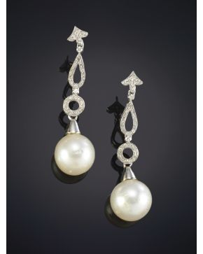 264-EXQUISITOS PENDIENTES CON PERLAS AUSTRALIANAS Y BRILLANTES DE 0.42CT APROX sobre una montura de oro blanco de 18K.