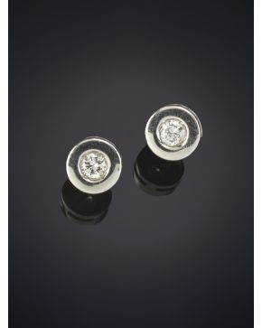 268-PENDIENTES CHATONES DE BRILLANTES. sobre una montura de oro blanco de 18k.